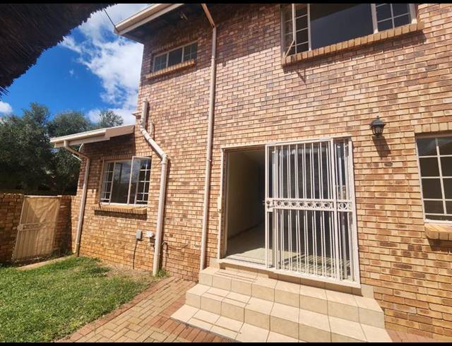 3 BEDROOM TOWNHOUSE FOR SALE IN MAGALIESKRUIN